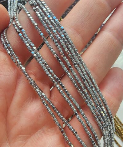1.5x1.5 MM Küp Hematit Taşı - Gümüş