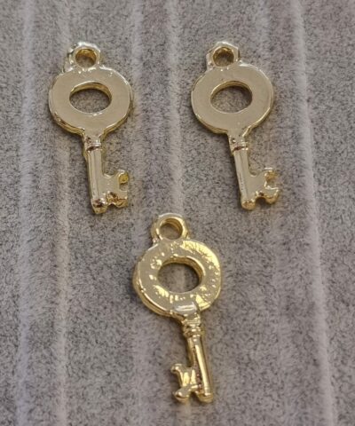 Anahtar Kolye Ucu Ve Taki Sallantisi