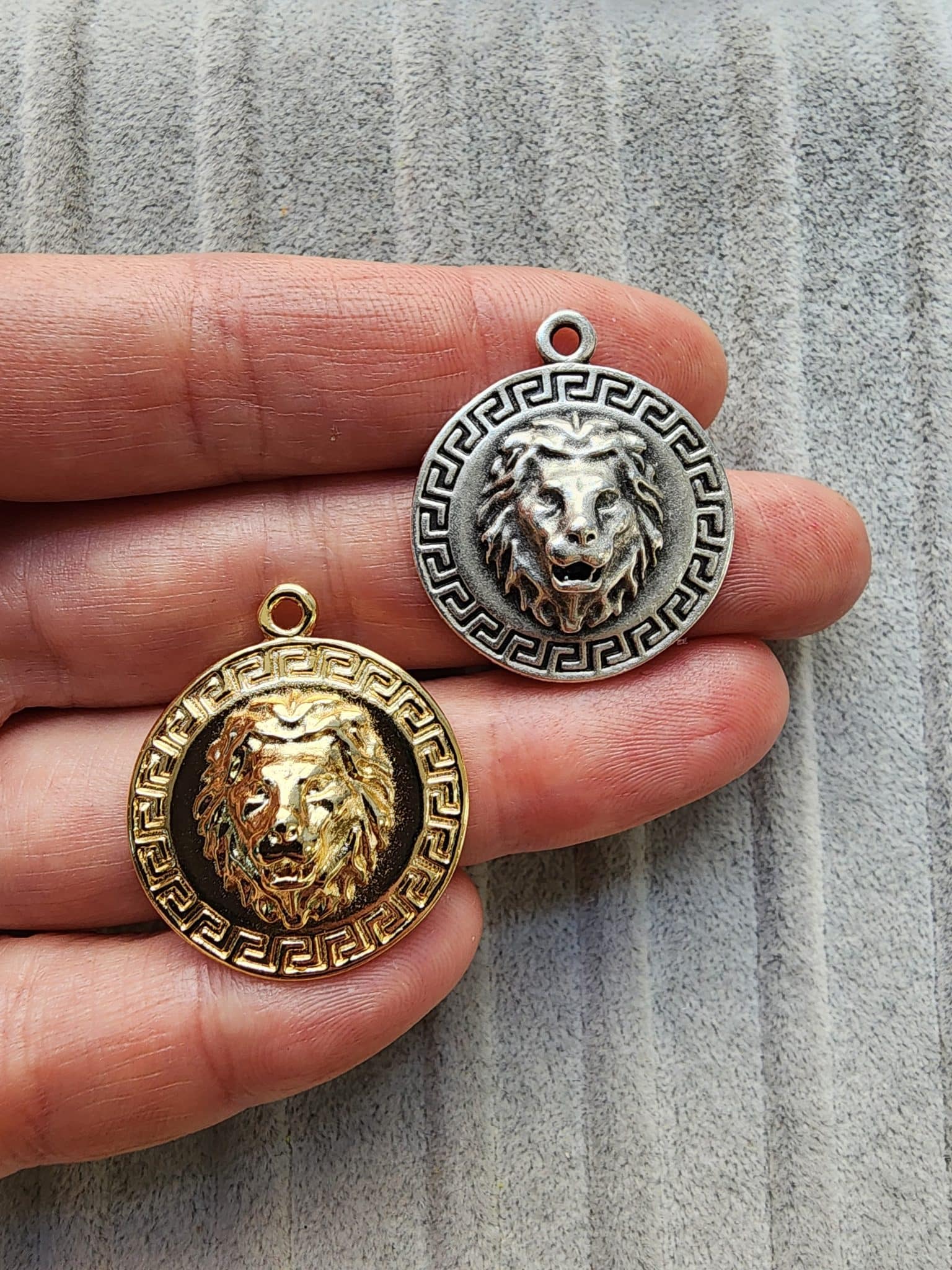 Aslan Kabartmali Madalyon Kolye Ucu 2