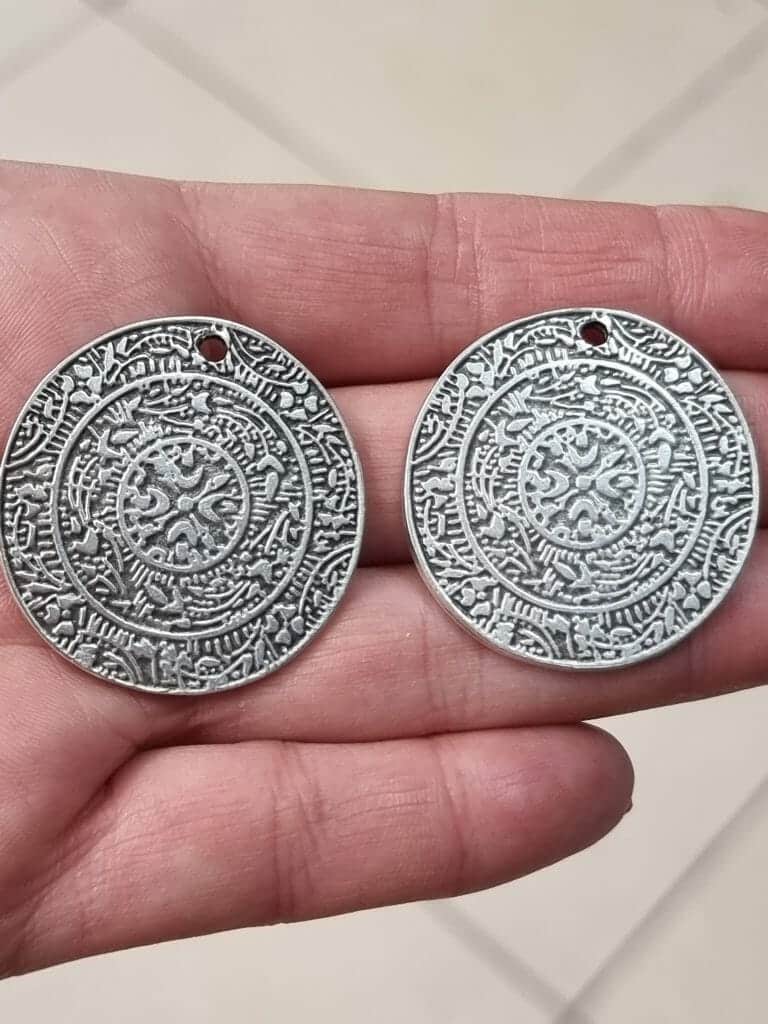 Desenli Madalyon Zamak Dokum Kolye Ucu 2