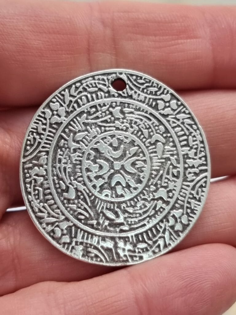 Desenli Madalyon Zamak Dokum Kolye Ucu 3