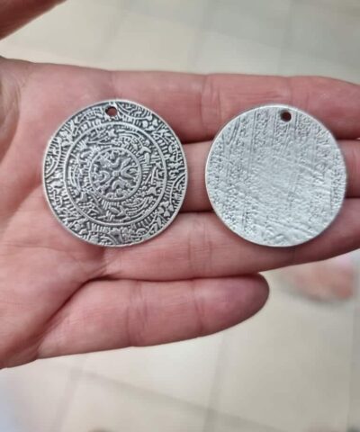 Desenli Madalyon Zamak Dokum Kolye Ucu