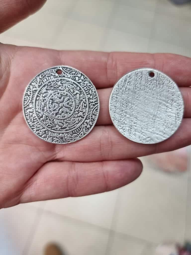 Desenli Madalyon Zamak Dokum Kolye Ucu