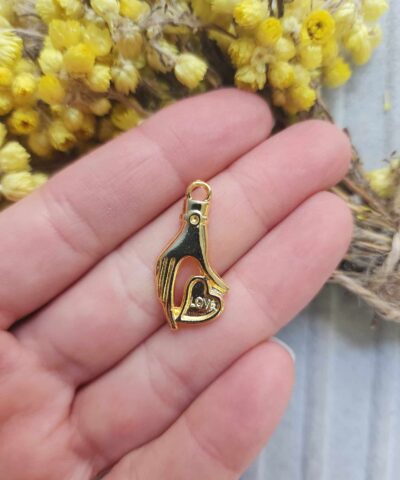 Eldeki Kalp Takı Malzemesi