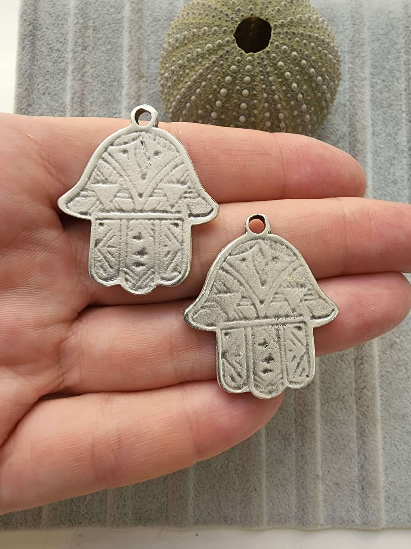 Fatma Eli Zamak Dokum Kolye Ucu 2