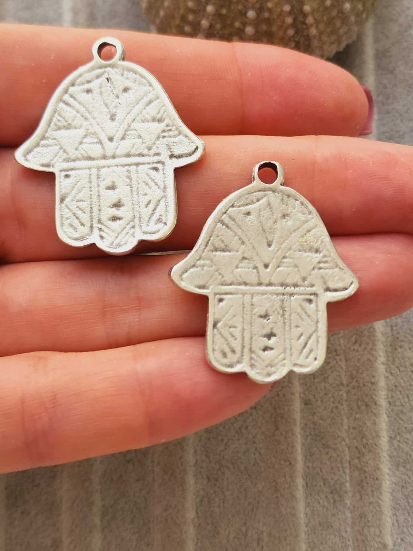 Fatma Eli Zamak Dokum Kolye Ucu