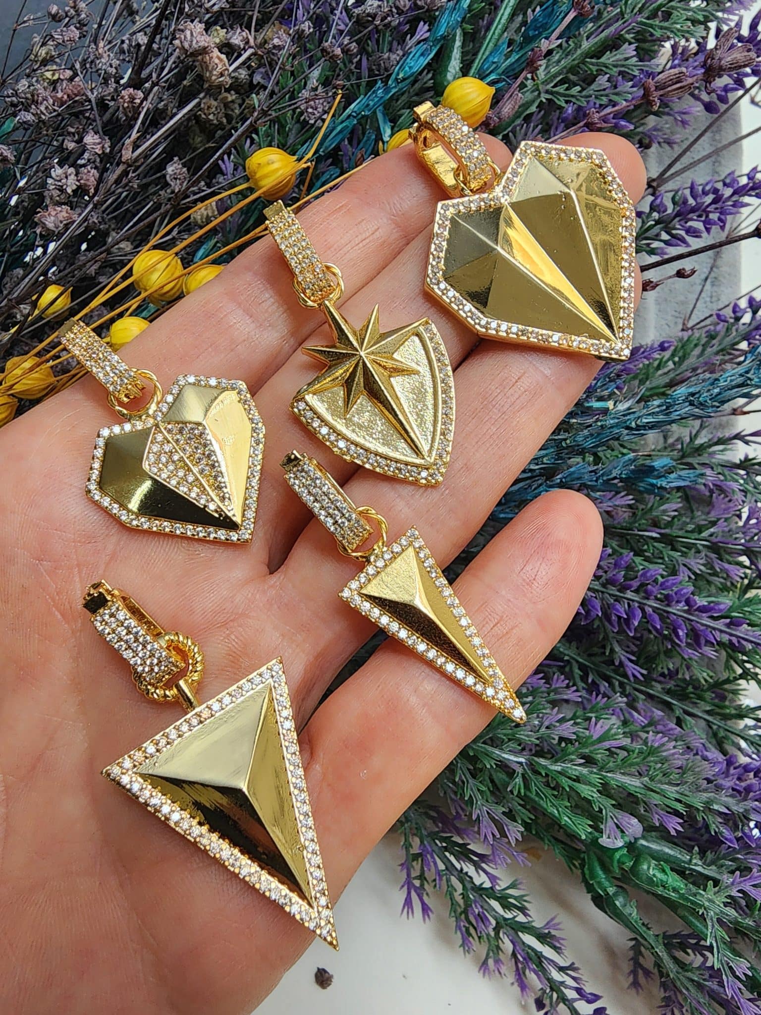 Kabartmalı Ajda Bilezik Zirkon Charm Sallantısı