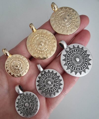 Kalkan İslemeli Altin Renk Kolye Ucu 9