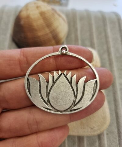 Medusa Sans Cicegi Kolye Ucu