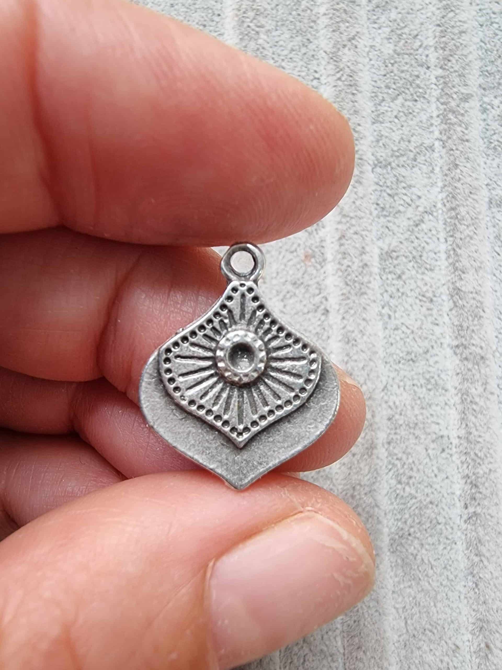 Motifli Damla Kolye Ucu Scaled