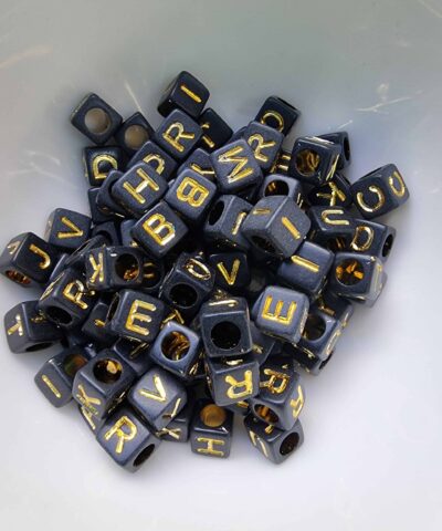 Siyah Zemin Altın Yazı Küp Harf