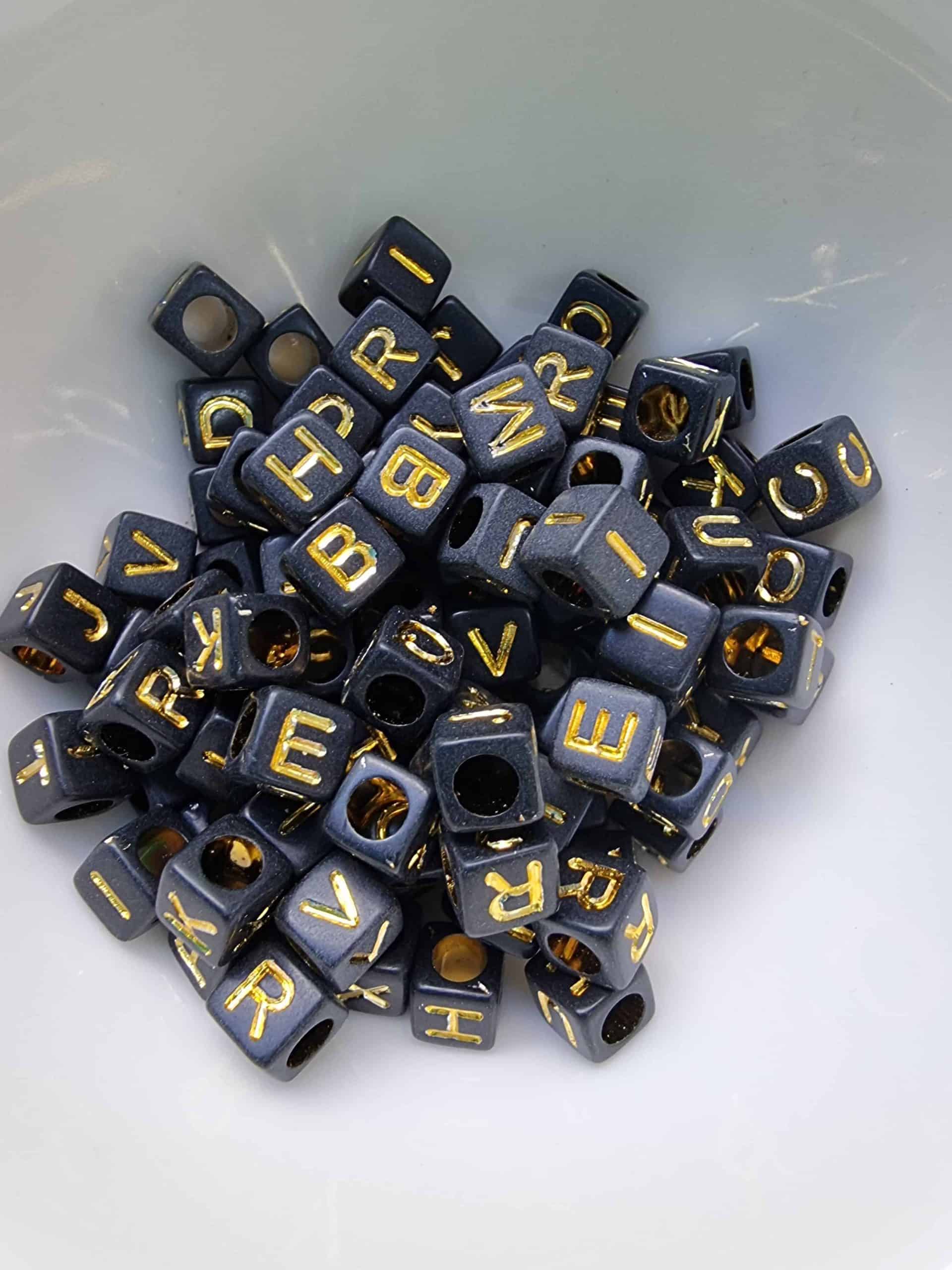 Siyah Zemin Altın Yazı Küp Harf