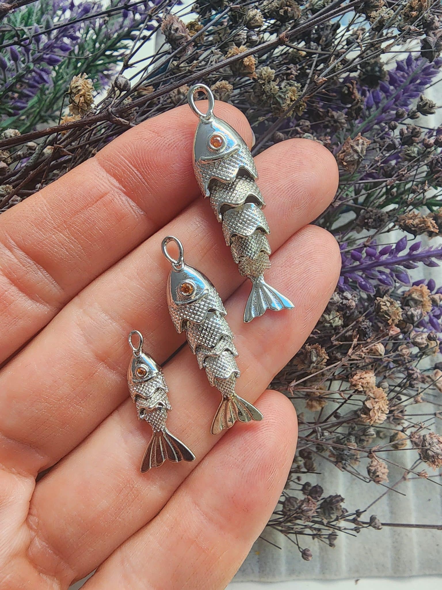 Turuncu Gözlü Gümüş Hareketli 3D Balık Kolye Ucu