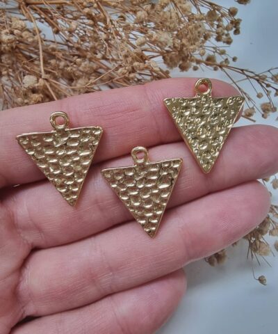 Ucgen Kabartmali Dokum Kolye Ucu