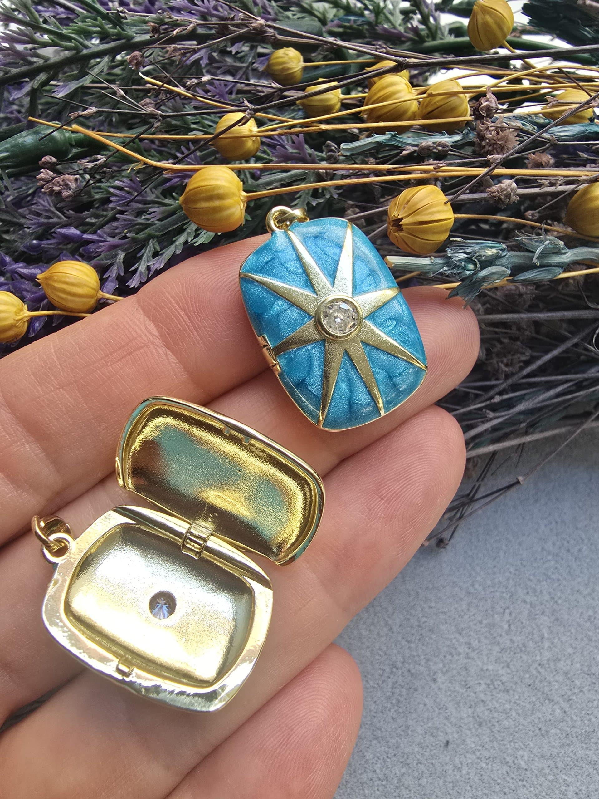 Mineli Yıldız Desenli Açılıp Kapanır Kolye Ucu