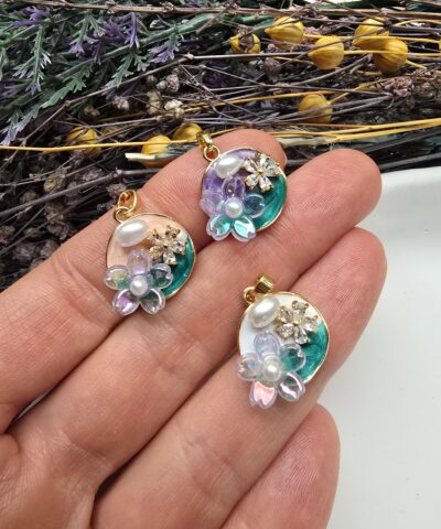 Beyaz Mineli Gül Madalyon Charm Kolye Ucu