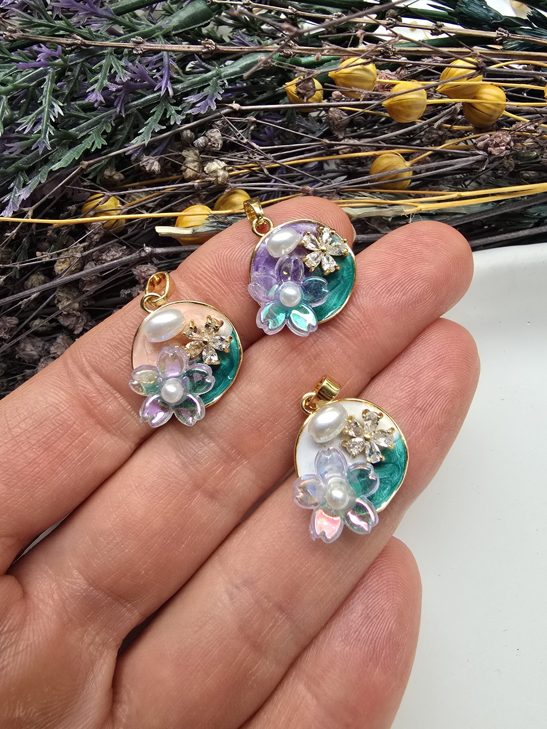 Beyaz Mineli Gül Madalyon Charm Kolye Ucu