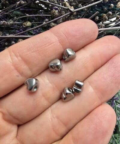 Kalp Ortadan Delikli Celik Charm Gumus