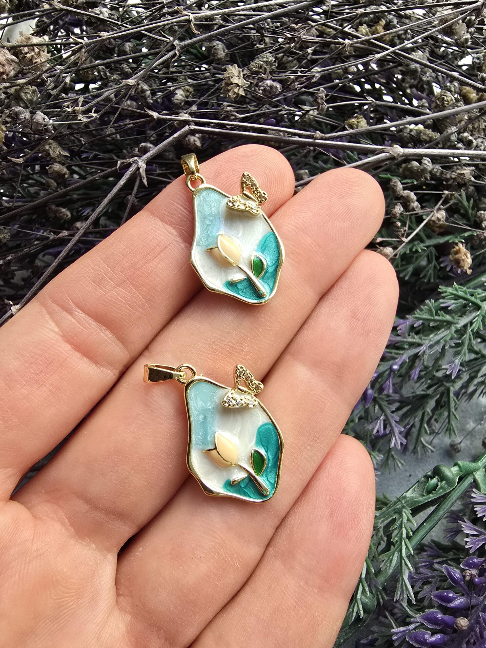 Kelebek Detayli Gul Charm Kolye Ucu