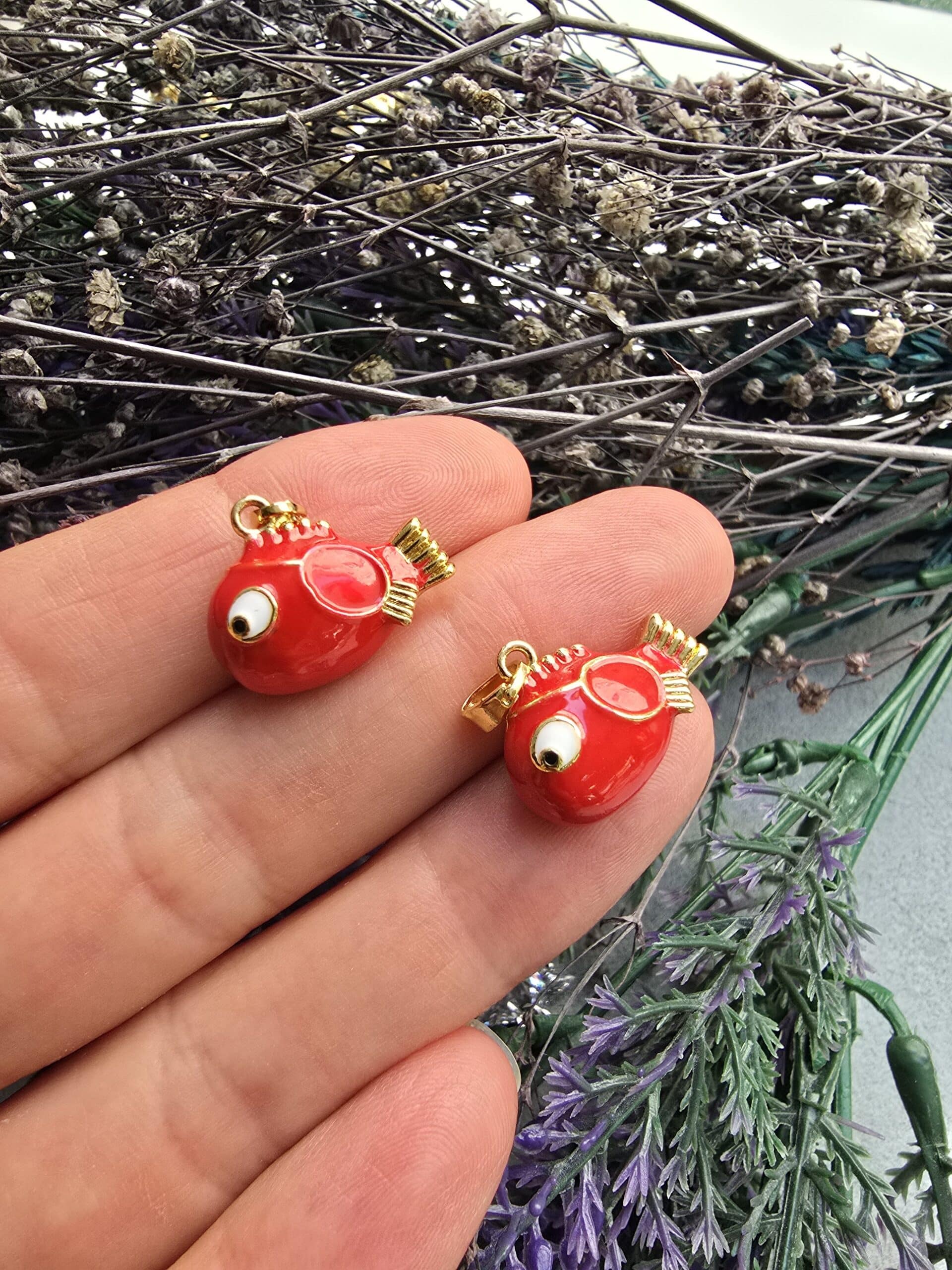 Kirmizi Tombul Balik Mineli Charm Kolye Ucu