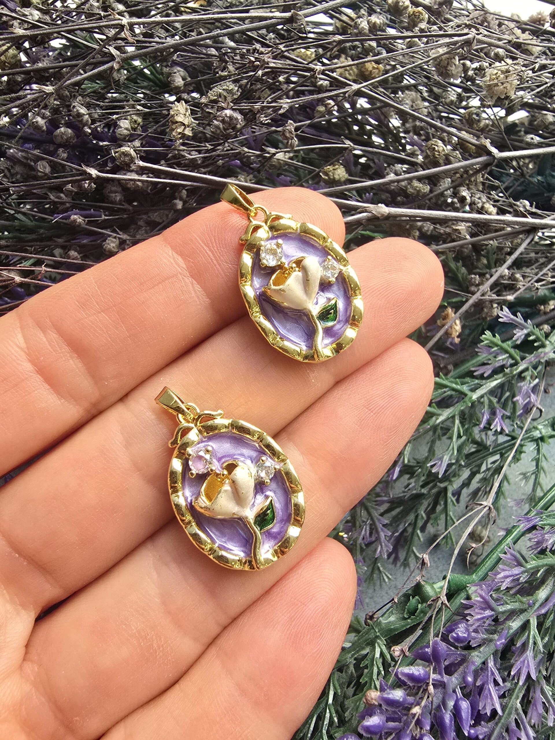 Lila Cicekli Madalyon Mineli Charm Kolye Ucu