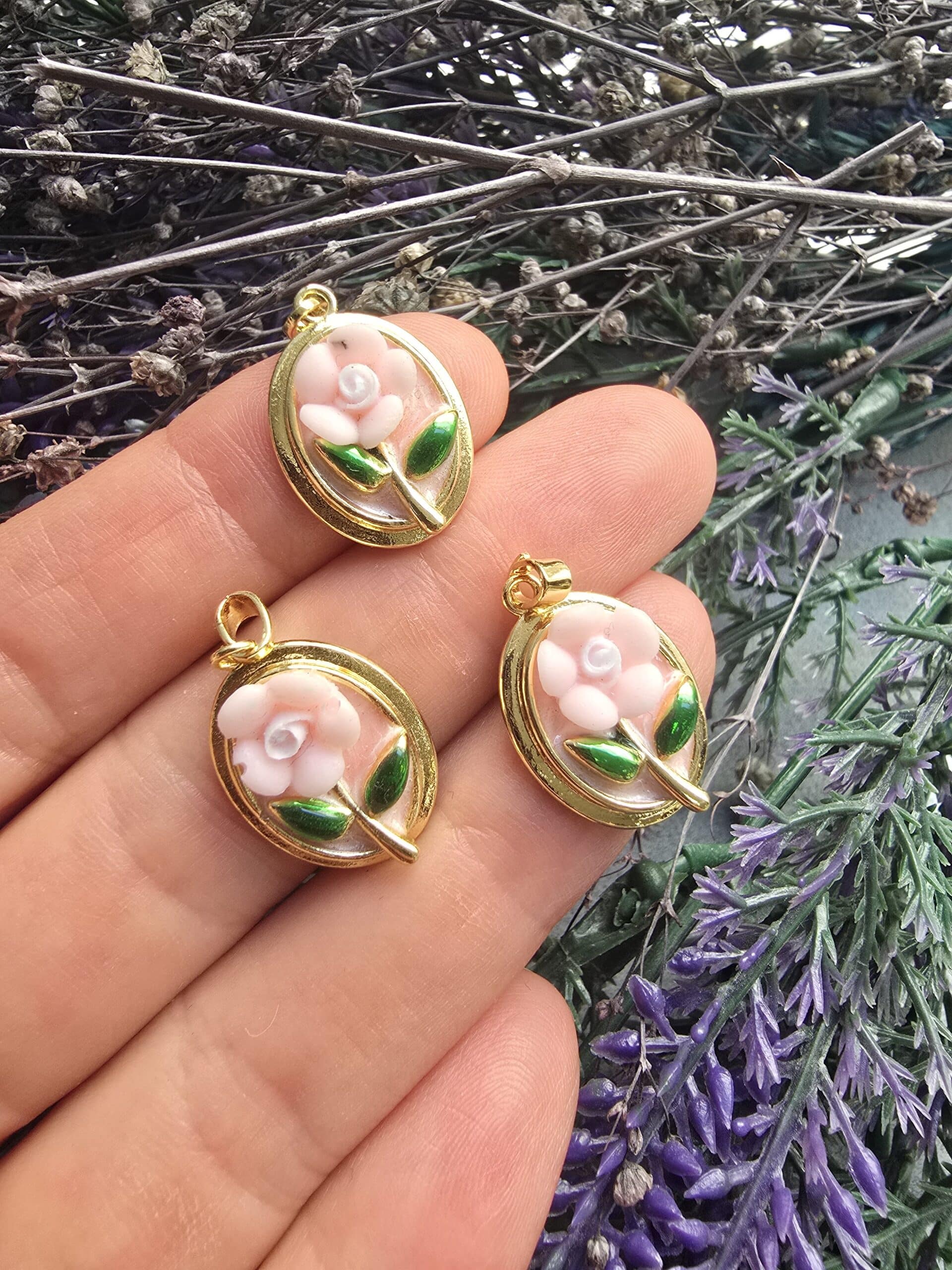 Pembe Cicekli Madalyon Mineli Charm Kolye Ucu