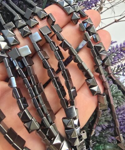 Alternative view of 6x6 MM Piramit Tila Çift Delikli Hematit Taşı