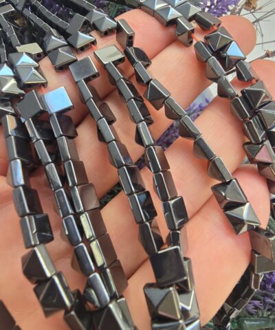 6x6 MM Piramit Tila Çift Delikli Hematit Taşı