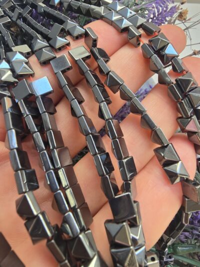 6x6 MM Piramit Tila Çift Delikli Hematit Taşı