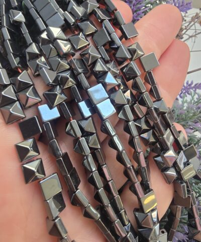 6x6 Mm Piramit Tila Cift Delikli Hematit Tasi