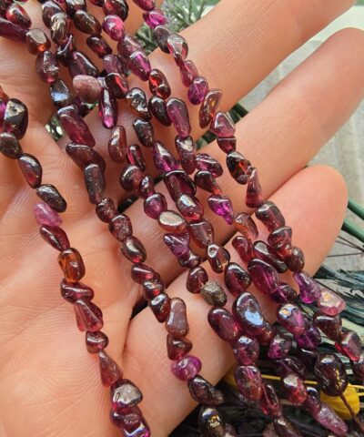 3-4 MM Amorf Şekilli Granat Taşı