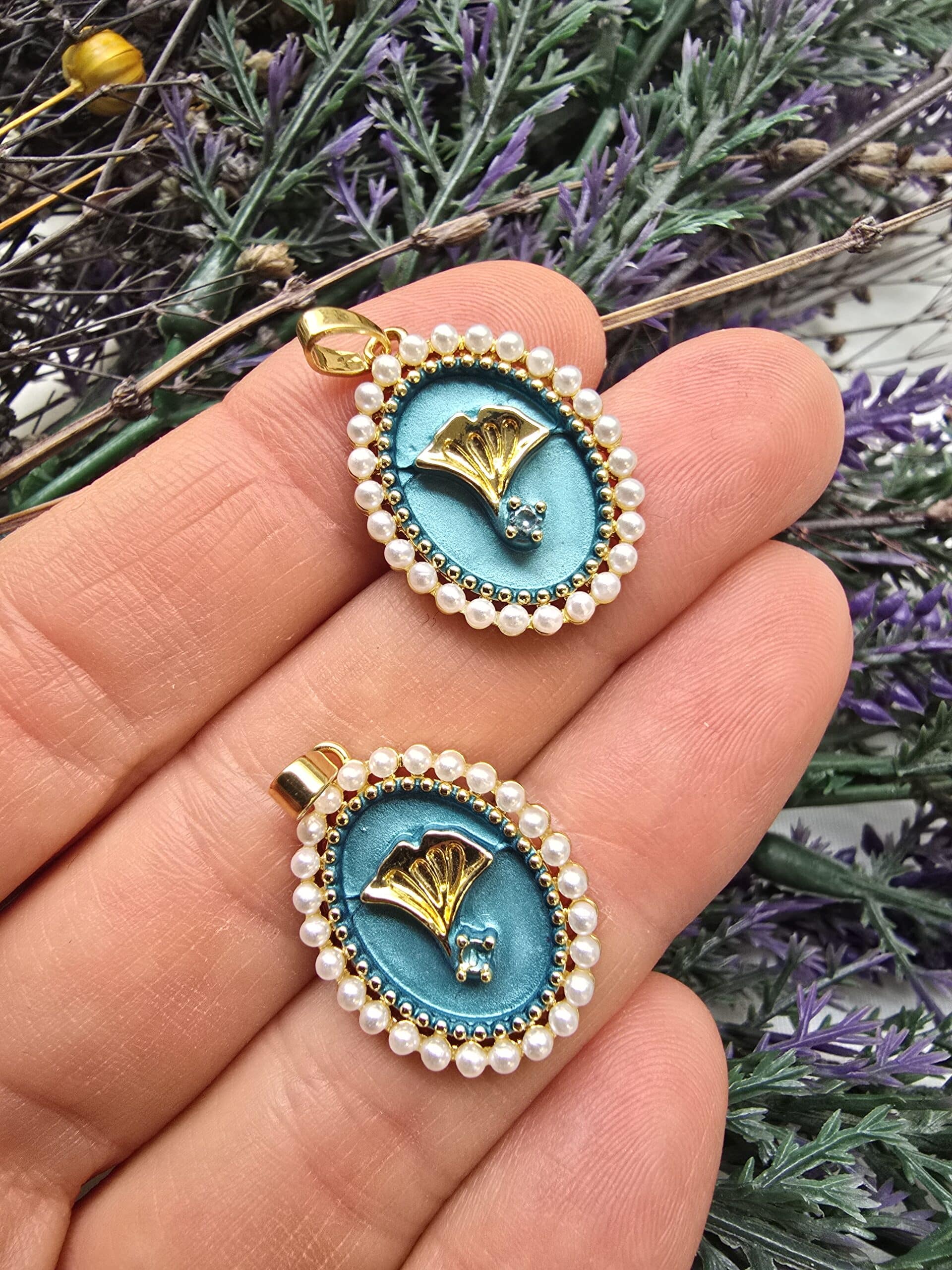 Balina Kuyrugu Turkuaz Mineli Zirkon Tasli Madalyon Kolye Ucu