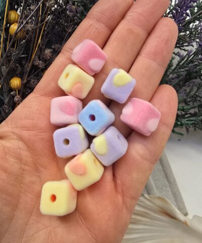 Küp Şekilli Kadife Yüzeyli Renkli Boncuklar