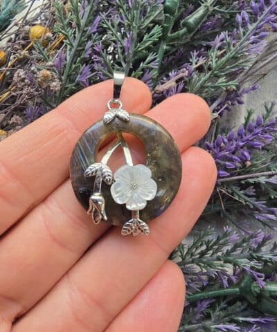 Sedef Cicekli Labradorit Tasi Kolye Ucu