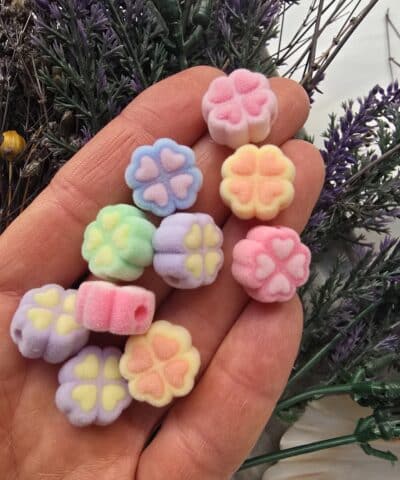 Yonca Sekilli Kadife Yuzeyli Renkli Boncuklar