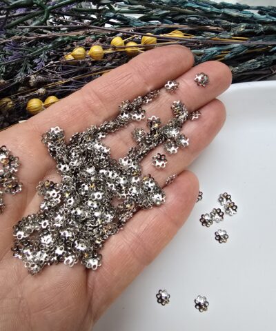 Alternative view of 6 Desenli Boncuk Kapşon Kapak