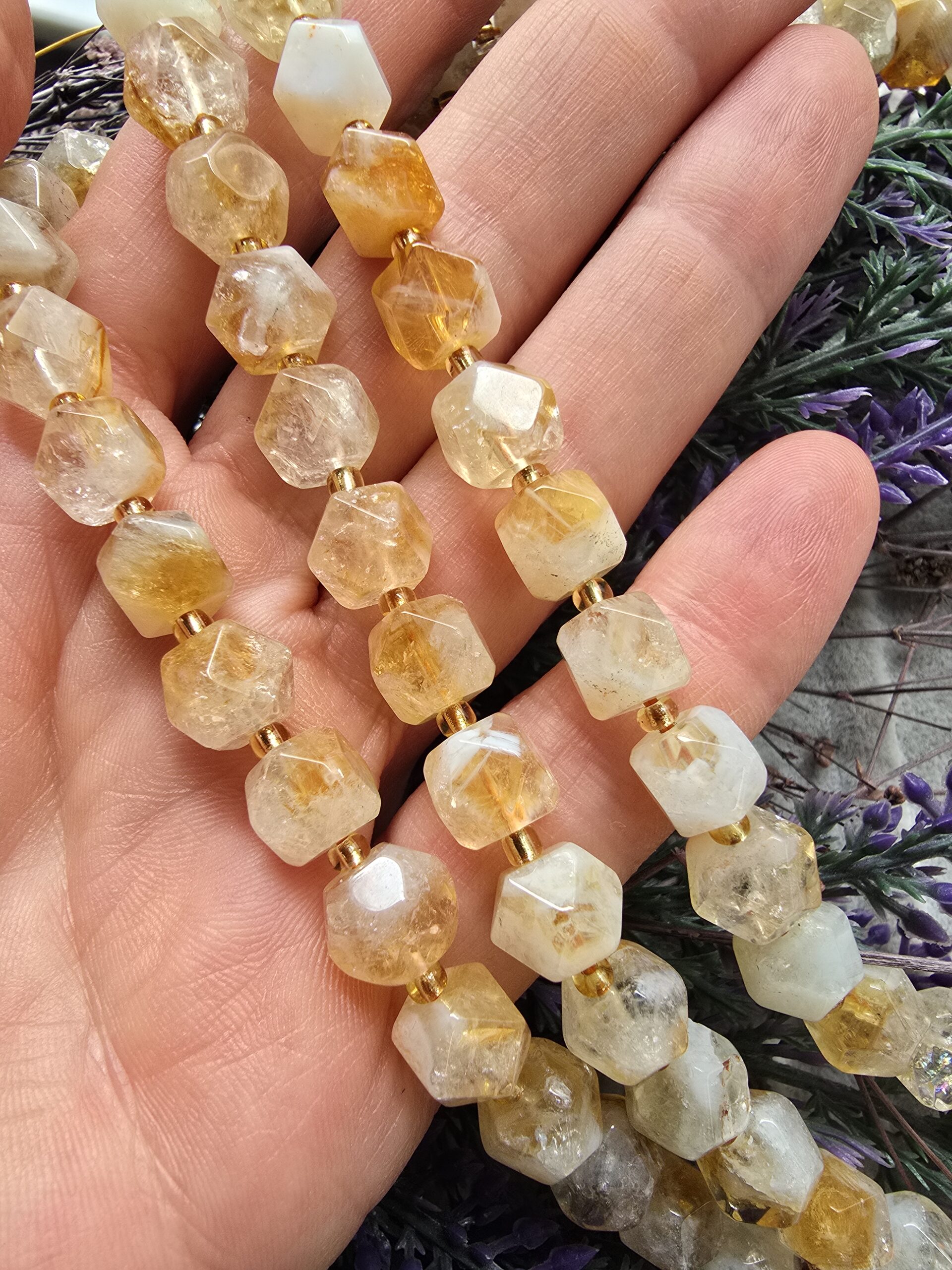 8 MM Fasetli Küp Şekilli Sitrin Taşı