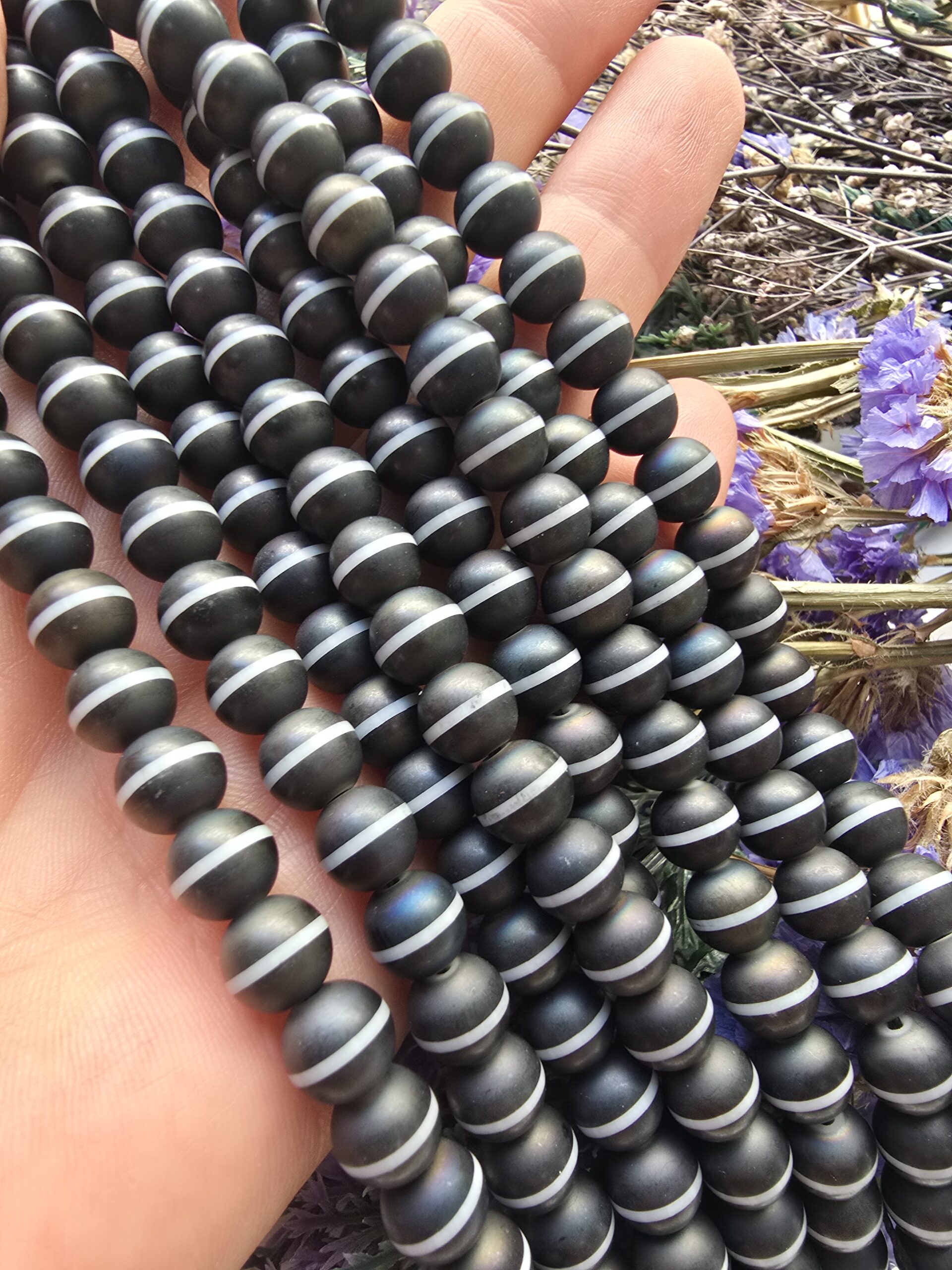 8 MM Beyaz Çizgili Siyah Tibet Akik Taşı