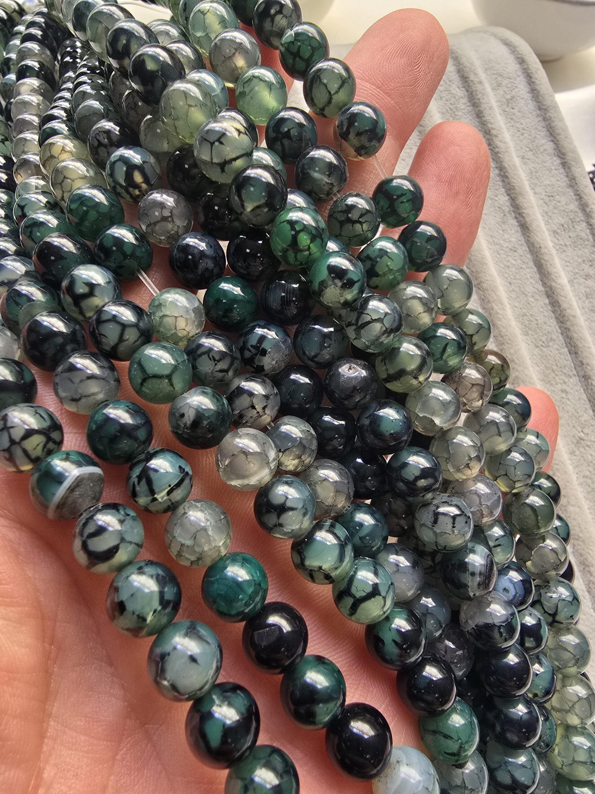 8 MM Küre Zümrüt Yeşili Damarlı Akik Taşı