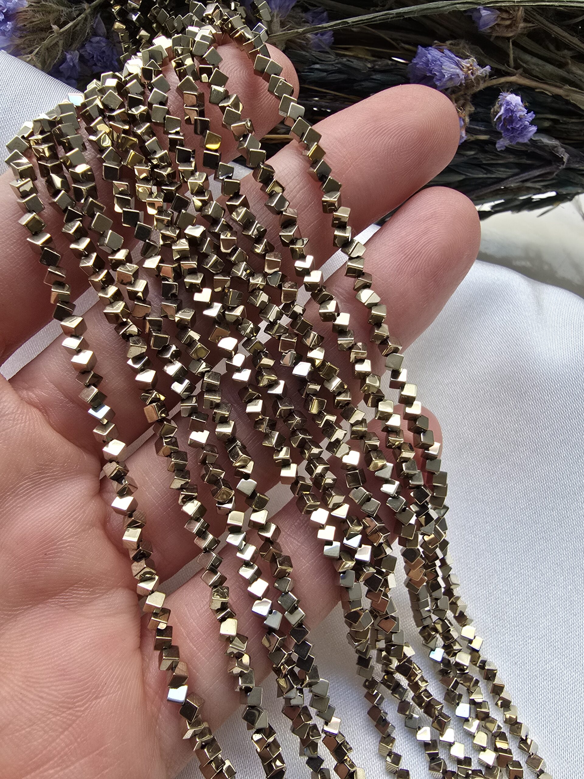 2x2 MM Küp Yandan Delikli Soft Gold Hematit Doğal Taş