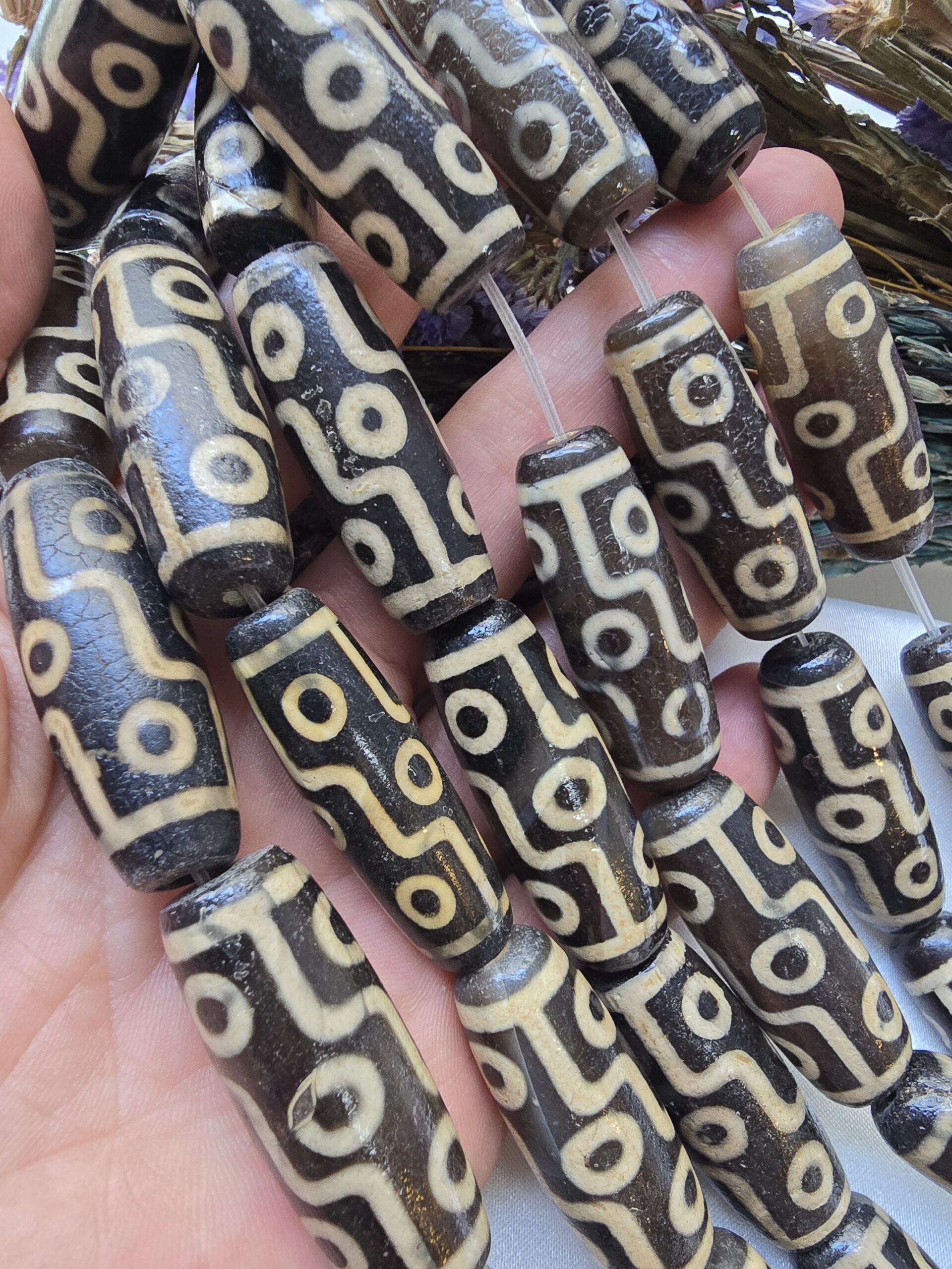 15x40 MM Silindir Beyaz Çizgili Siyah Tibet Akik Taşı - Görsel 3