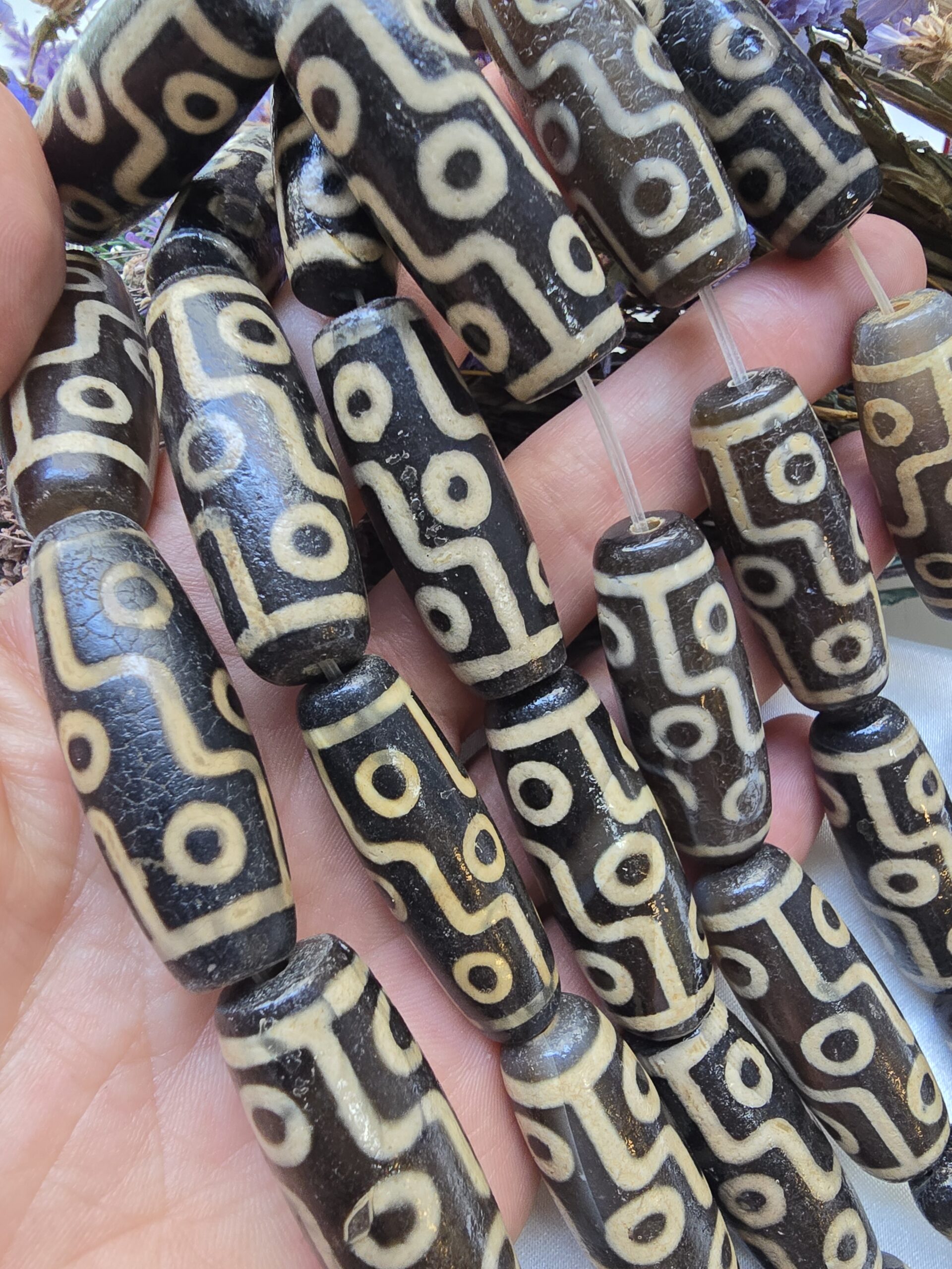 15x40 MM Silindir Beyaz Çizgili Siyah Tibet Akik Taşı