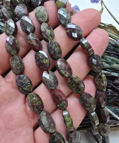 8x12 MM Fasetli Oval Kan Taşı