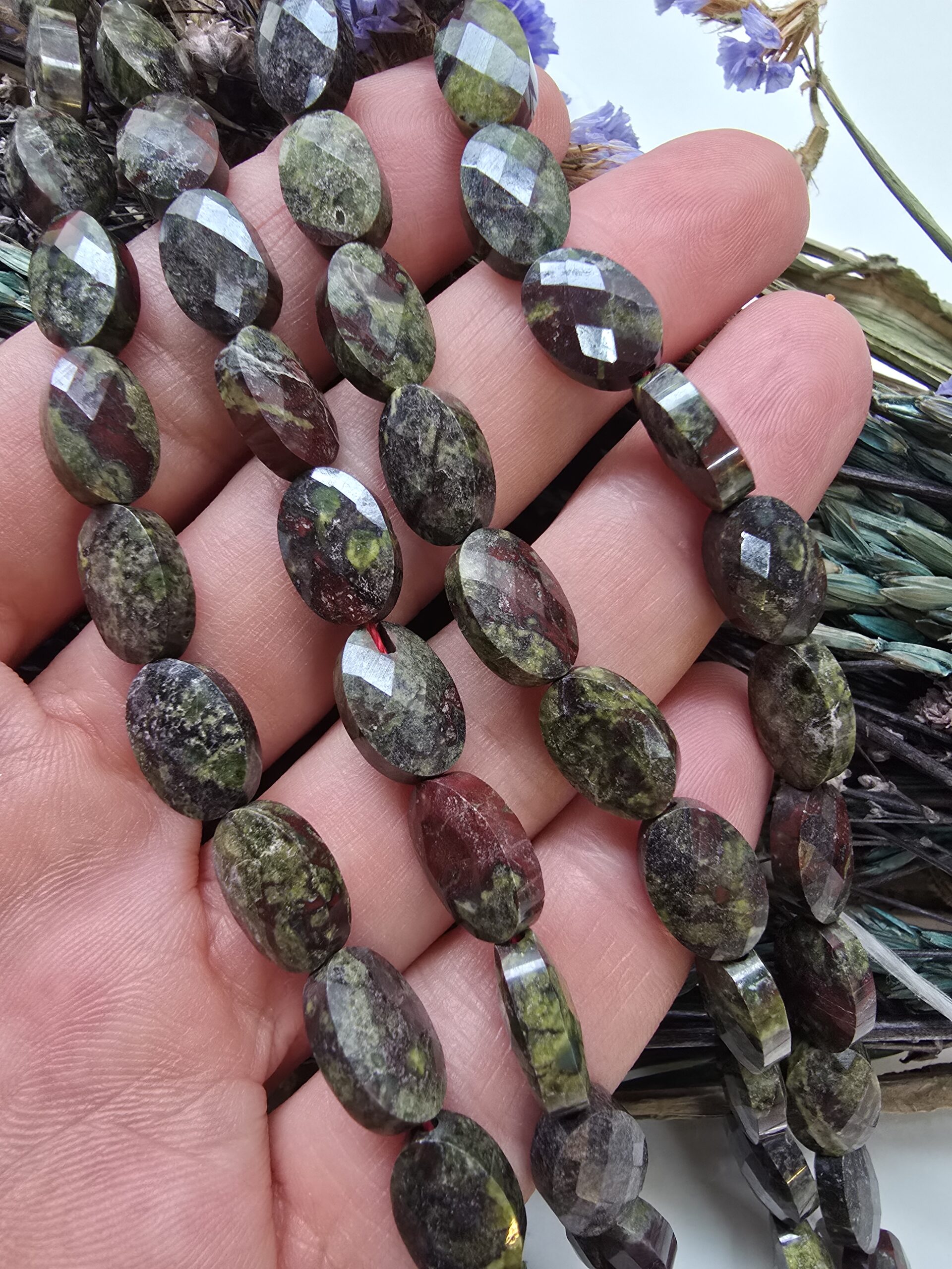 8x12 MM Fasetli Oval Kan Taşı